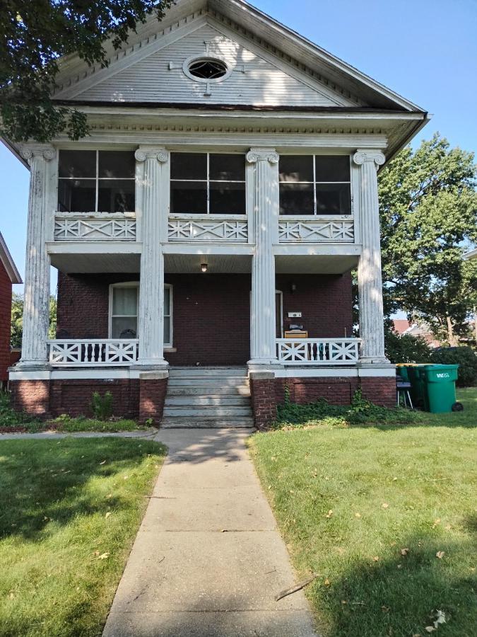 Cool And Affordable Apartment Galesburg Exterior photo